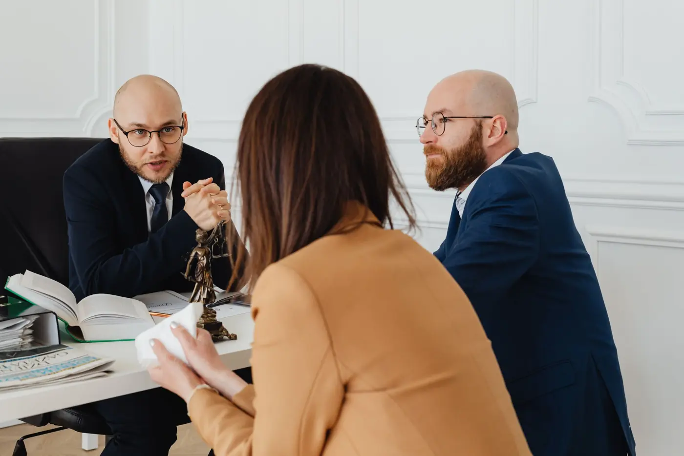 Abogados conversando con una clienta
